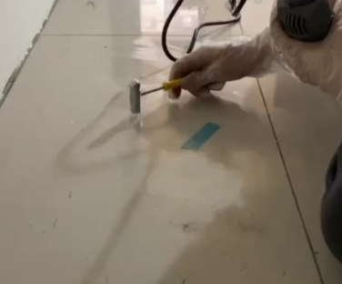 蓬江瓷砖开裂维修公司专业分享瓷砖在铺贴前如果没有沥干水分，将会导致以下问题